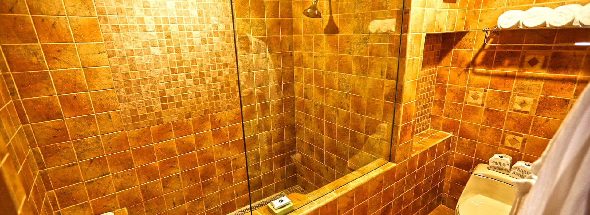 junior suite en The Royal Haciendas con amplio baño
