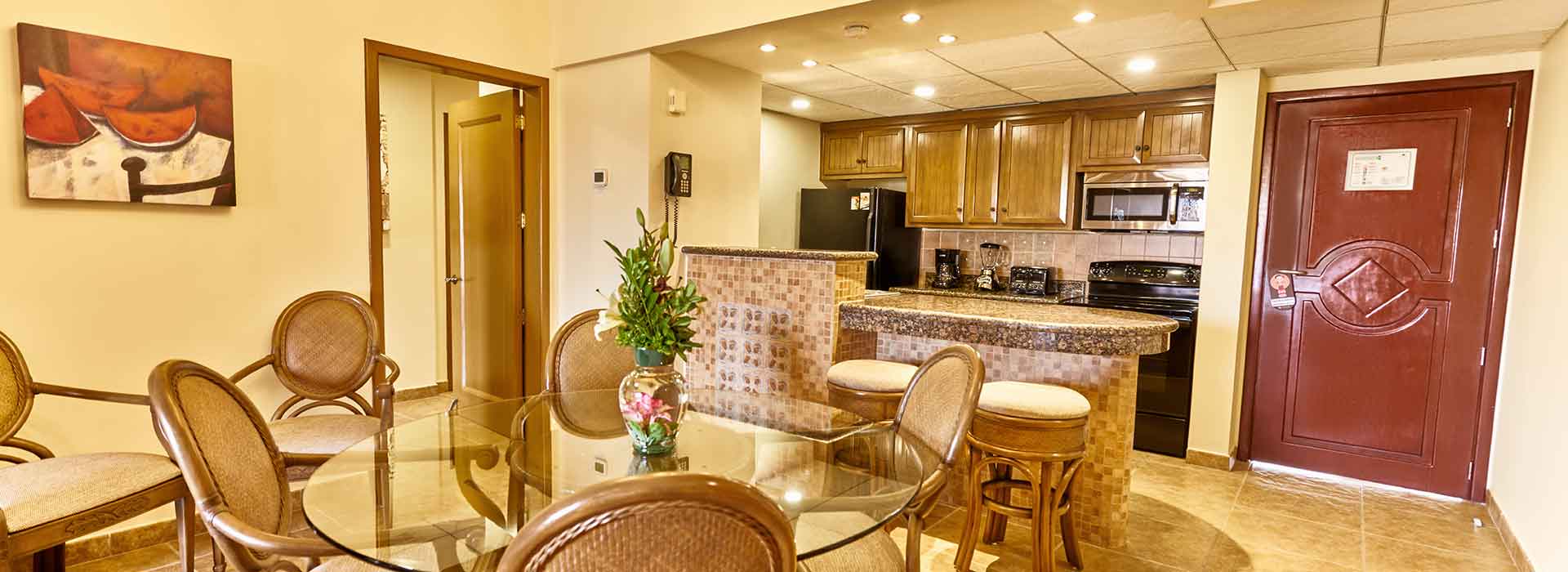 comedor y cocina en la suite